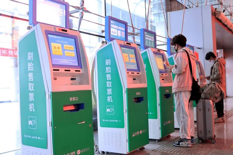 江苏常州,春运旅客在汽车站售票大厅自助票务服务区使用刷脸售取票机.